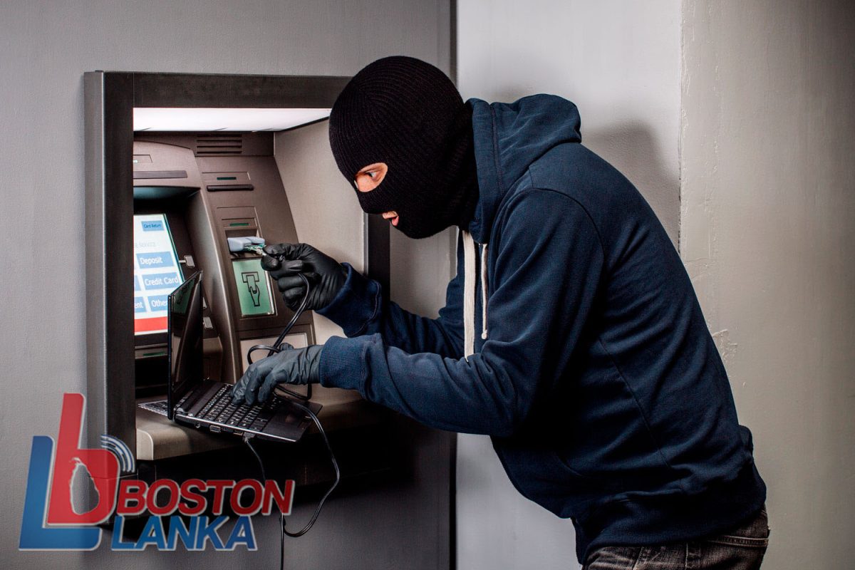 කුරුණෑගල රාජ්‍ය බැංකුවක ATM යන්ත්‍රයක තිබූ මුදල් සොරා ගනී