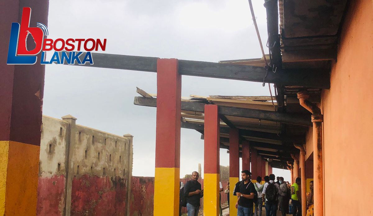 සුළඟ නිසා බම්බලපිටිය දුම්රිය ස්ථානයේ වහළට දැඩි හානි