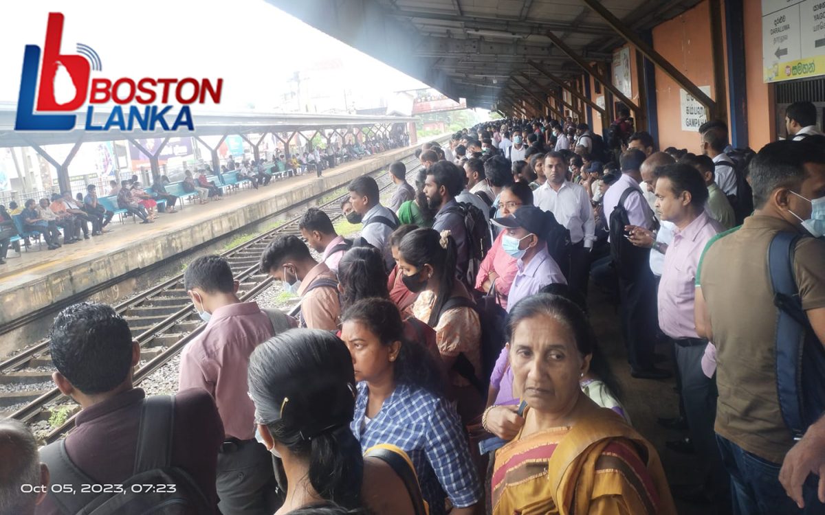 දුම්රි​ය වර්ජනය හේතුවෙන් මගීන් දැඩි පීඩාවට පත්වෙයි