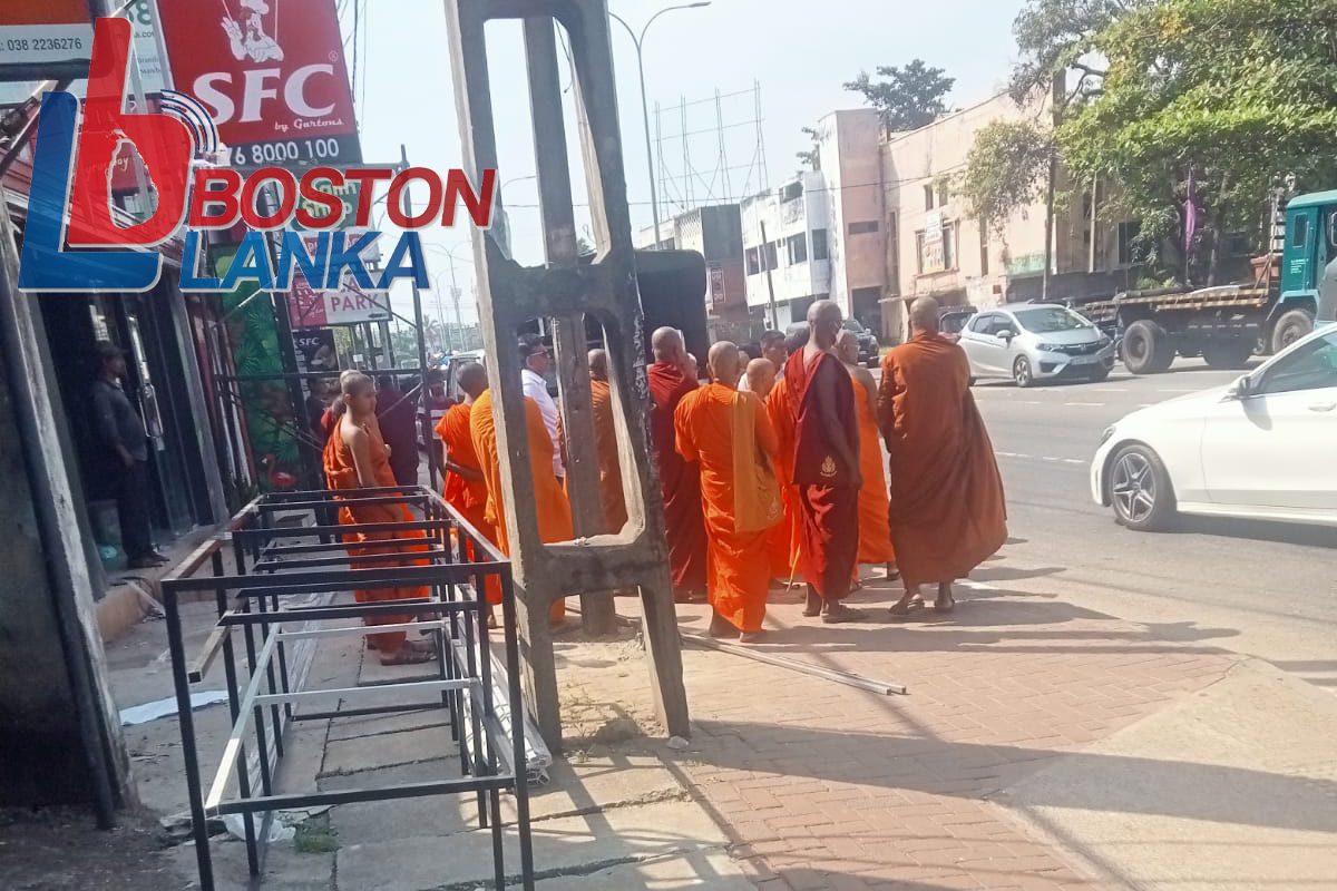 පානදුර නගර සභාව ඉදිරිපිට පෞද්ගලික ආයතනයක් විසින් ආරම්භ කිරීමට නියමි මත් පැන් අලෙවිසැලක්ට විරුද්ධව