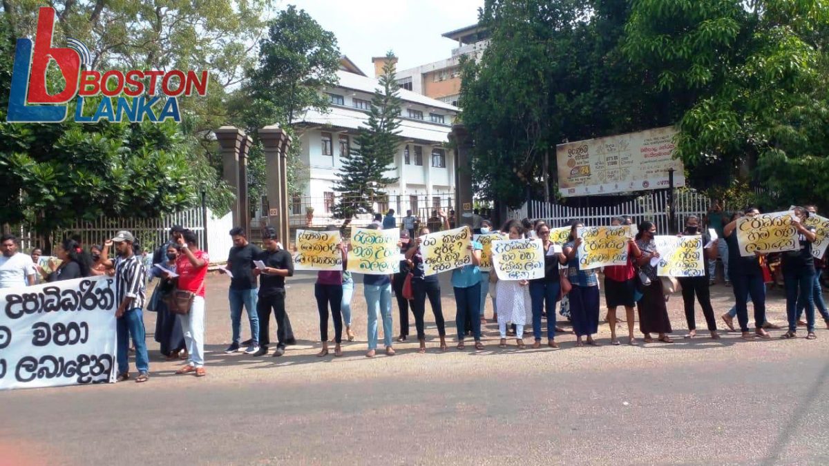 රැකියා විරහිත උපාධිධාරීන් පිරිසක් අනුරාධපුර පිහිටි උතුරු මැද පලාත් සභා කාර්යාලය ඉදිරිපිට දී මේ වන විට විරෝධතාවයක් ආරම්භ කර තිබේ.