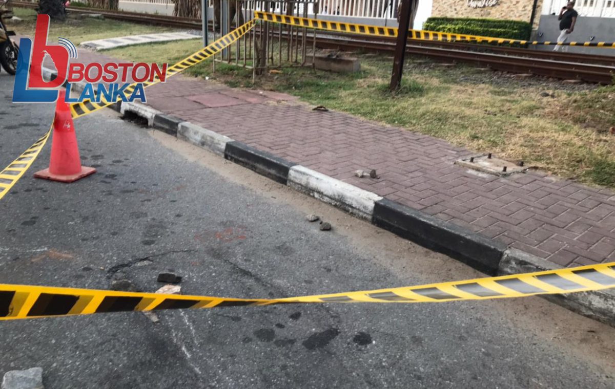 පුද්ගලයන් දෙදෙනෙකු යතුරු පැදියකින් පැමිණ ගිණි අවියකින් හෝටලය දෙසට වෙඩි උණ්ඩ 08 ක් පමණ තබා පිටව ගොස් ඇත.