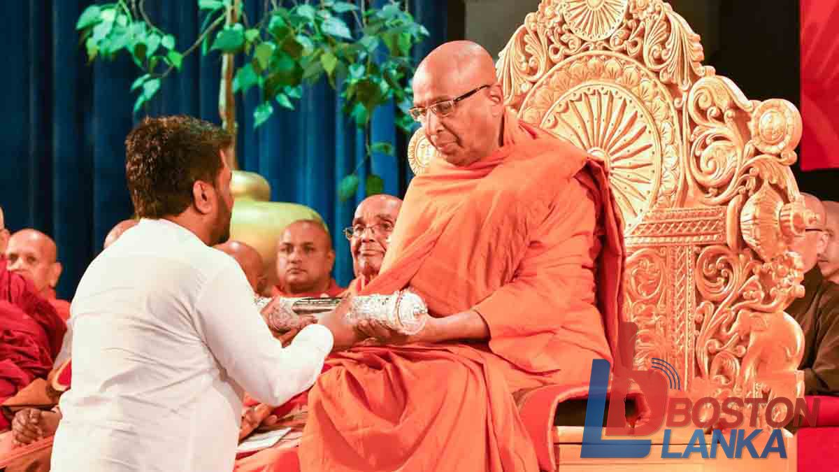 අමරපුර මහා නිකායේ උත්තරීතර මහ නායක පදවිය පිළිබඳ සන්නස් පත්‍රය ජනපති විසින් අතිපූජ්‍ය කරගොඩ උයන්ගොඩ මෛත්‍රී මූර්ති මහා නාහිමියන්ට පිරිනමයි