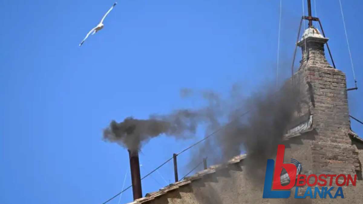 පාප්වරයෙක් පත්වී නොමැති බව දන්වමින් තෙවන වරටත් කළු දුමාරයක්