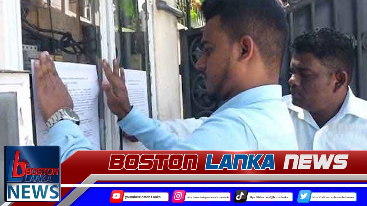 වරෙන්තුව කියවා රාජිතගේ නිවසේ දොරේ අලවයි