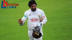 MANCHESTER, ENGLAND - SEPTEMBER 27: Kumar Sangakkara of Surrey is applauded off the pitch after his last innings during the County Championship Division One match between Lancashire and Surrey at Old Trafford on September 27, 2017 in Manchester, England. (Photo by Nathan Stirk/Getty Images)